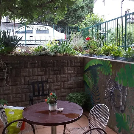 Welcoming 1 With Terrace Apartment